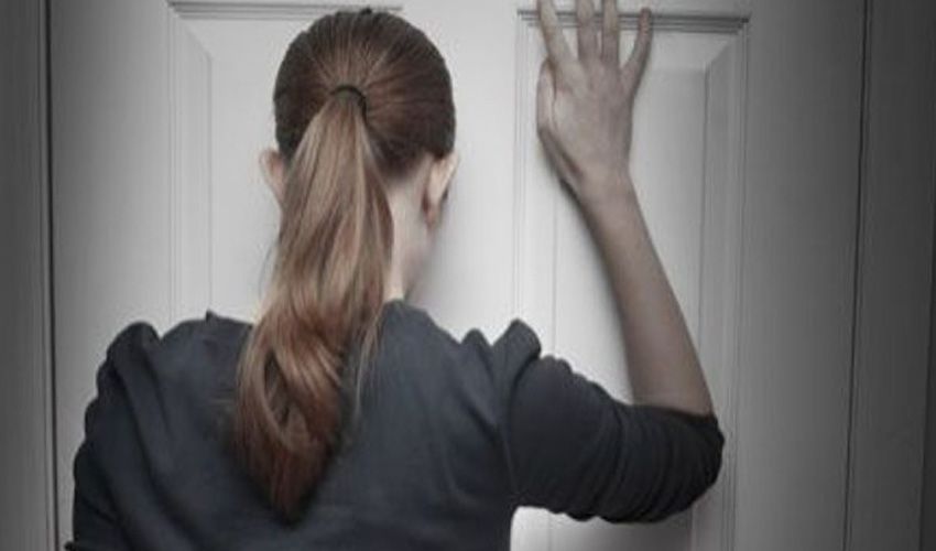 Inwoonster wacht voor haar dichte deur in Waalre Inwoonster wacht voor haar dichte deur in Waalre