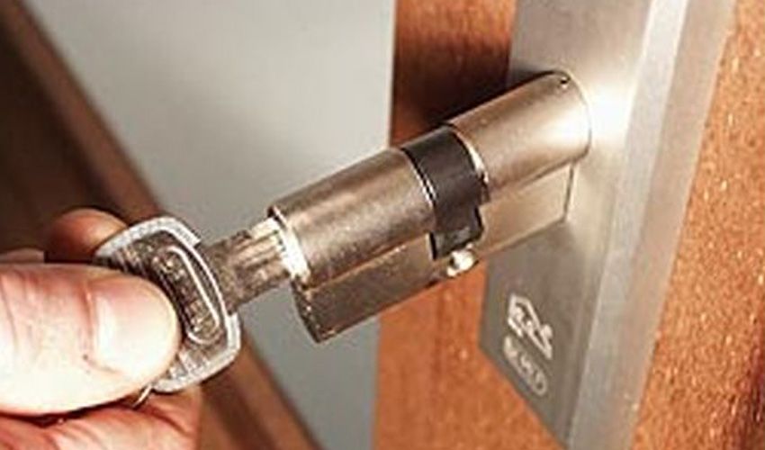Monteur werkt aan een cilinder bij een woning in Waalre Monteur werkt aan een cilinder bij een woning in Waalre